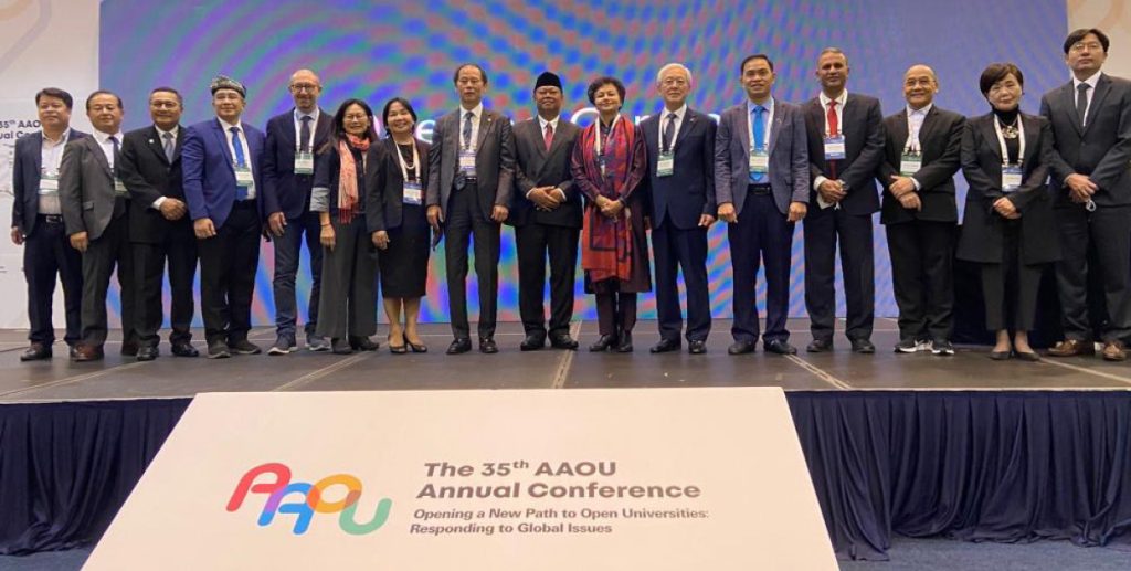 Group photo of AAOU Annual Conference participants with Professor Asha Kanwar